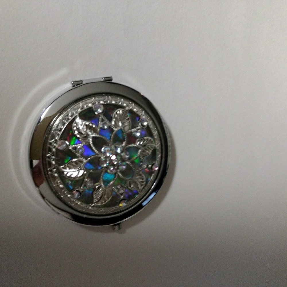 Compact size makeup mirror - Picture 2 of 3